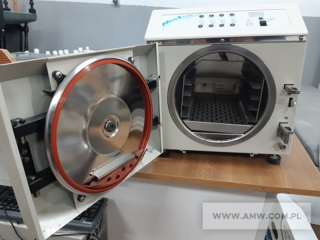 Urządzenia medyczne - pakiet zawierający 6 poz. asort. (wg oddzielnego wykazu), w tym: autoklawy - 3 szt., redestylator TYP REL-5 - 2 szt., komora cieplna KBC-25/G - 1 szt. 